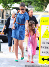 组图：凯蒂霍尔姆斯蓝裙清新 苏瑞粉色纱裙飘逸