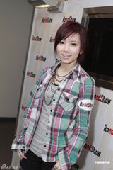 组图：邓紫棋尝试不同工作体验 默认林宥嘉是家人