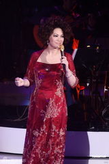 组图：蔡琴一身圣诞红台北开唱 与歌迷过平安夜