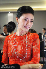 组图：田海蓉镂空红裙装亮相 优雅高贵明艳动人