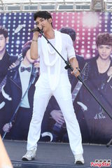 组图：汪东城蔡旻佑台北为电视原声带签唱