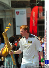 组图：哈利波特演员传递奥运火炬 分心为影迷签名