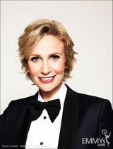 组图：第63届艾美奖主持人简-林奇宣传照