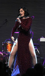 组图：杰西-J双开衩红裙PK凯莉-米洛