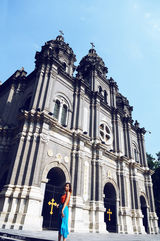 组图：陈怡现身教堂拍写真 撞色长裙秀优雅