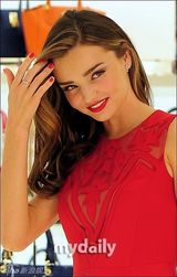 组图：米兰达可儿访韩镂空裙甜美将为球赛开球