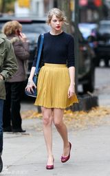 组图：泰勒-斯威夫特街拍深蓝色毛衣搭配百褶裙