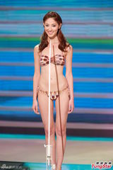 组图：港姐泳装秀热辣美胸 蛮腰翘臀各展风情