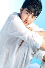 组图：洪连城曝白衣写真 展现阳光柔情男魅力