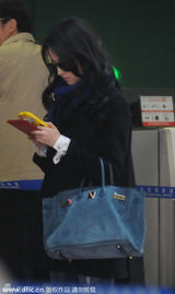组图：刘亦菲手机不离手 黑衣配蓝包星味遮不住