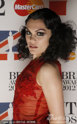 组图：Jessie J透视裙极尽诱惑 登台为火星哥颁奖