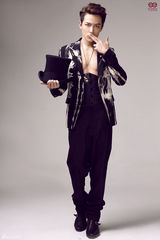 组图：至上励合曝光时尚写真 马雪阳随性拍摄