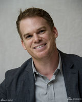 组图：丹尼尔为《杀死汝爱》拍写真 抿嘴卖萌