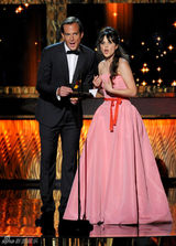 组图：艾美奖现场 丹斯切尔阿奈特相携颁奖