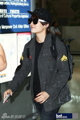 组图：韩团f(x)为K-POP公演现身上海机场