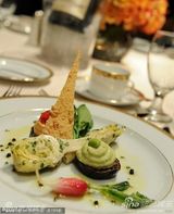 组图：主厨展示第68届金球颁奖礼晚宴菜肴