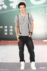 组图：《恶男日记》开拍怀秋赞杨谨华眼睛美