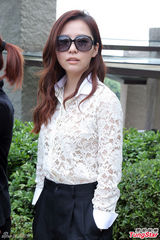 组图：邓丽君60岁忌日 张靓颖献唱追思