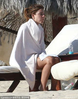 组图：玛丽亚-曼努诺三点式涂防晒霜 性感撩人