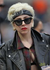 幻灯图：Lady gaga铆钉装看棒球赛 不满球员竖中指