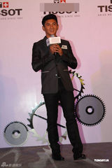 组图：吴奇隆七夕忙工作 自言做老板真可怜