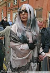 组图：Lady Gaga银色长发波浪长袍造型依旧犀利