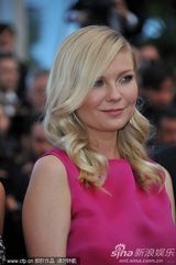 组图：邓斯特戛纳走秀紫红裙装简约亲切