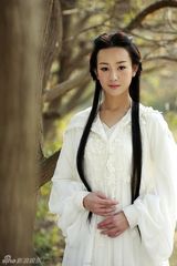 组图：张檬《天龙》怕被批胖 长发白衣演绎淡雅