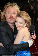 组图：凯莉-米洛蓝色抹胸裙露美背 颁奖拥抱阿黛尔