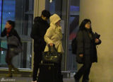 组图：柯震东抵京黑衣酷帅 带助理寒夜吃火锅
