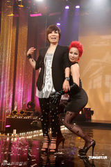 高清组图：温岚红发造型助阵黄小琥 大跳火辣断背舞