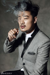 组图：赵锦焘坏男孩写真 重新定义雅痞风