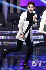 组图：2013韩国小姐决选上演泳装秀 SHINee助兴