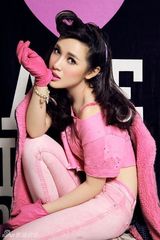 组图：付曼梦幻大片曝光 粉红甜美芭比娃娃