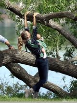 组图：邦臣一家公园散步 背小女儿上演人猿泰山