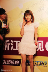 组图：贾青风尚大典甜美亮相 白色羽毛裙成焦点