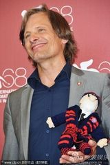 组图：《危险方法》记者会 奈特莉花裙黑超抢眼