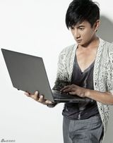 高清图：吴奇隆写真登封面 跨界制片显成熟睿智