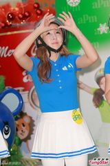 组图：Crayon Pop戴头盔现身握手会 大跳热舞