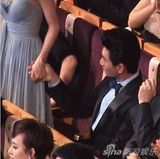 组图：吴奇隆2012年曾亲昵牵手刘诗诗眼神温柔