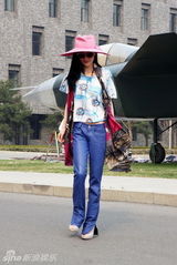 组图：霍思燕早春街拍粉帽清透轻松自在