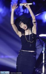 组图：张曼玉首登音乐节献唱 网友：黑金太牛X