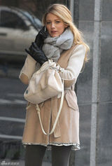 组图：弗莱利现身《绯闻女孩》片场煲电话粥