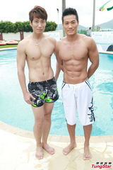 组图：亚姐穿比基尼出镜 水中嬉戏上下失守