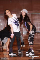 幻灯图集：Twins为个唱彩排 陈伟霆容祖儿探望加油