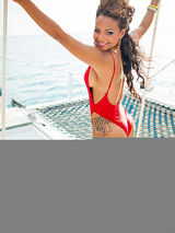 组图：克里斯蒂娜-米兰比基尼秀美胸 激情似火