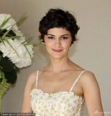 组图：奥黛丽-塔图清纯短裙秀香肩