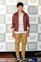 组图：吕珍九等出席电影《机关枪传教士》首映会