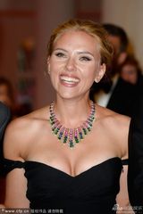 组图：斯嘉丽亮相《皮囊之下》首映露深沟