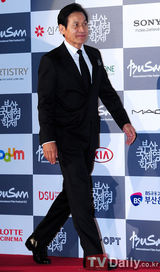 组图：安圣基着黑色西装随前电影节主席金东虎亮相